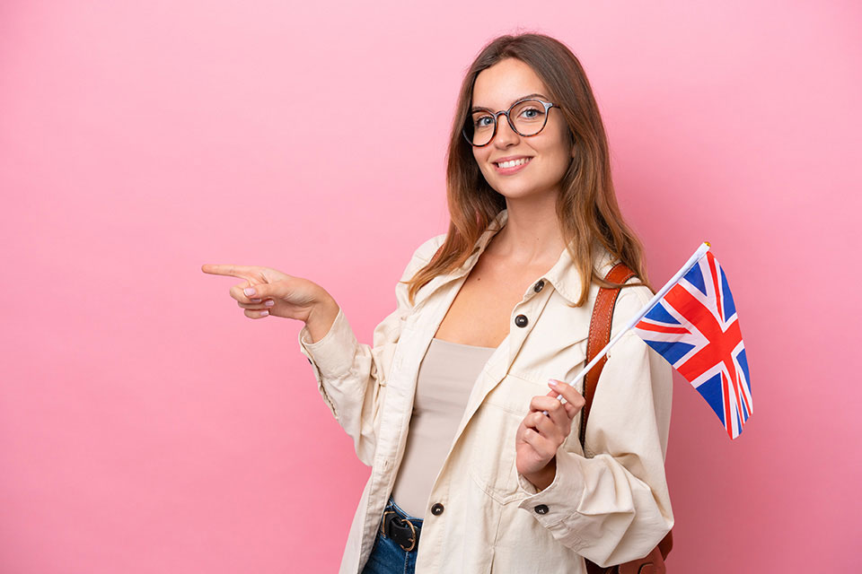 Une étudiante avec le drapeau du Royaume-Uni