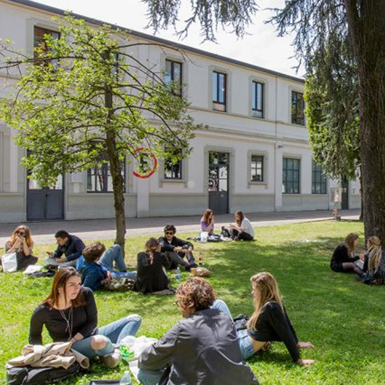 Des étudiants sur la pelouse dans leur université