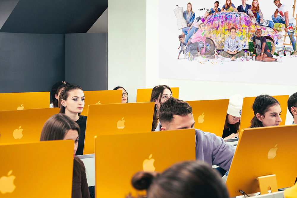 Salle de classe en art avec des ordinateurs mac doré