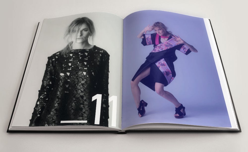 Look book d'un shooting photographique en design de mode fait à l'école. MJM GRAPHIC DESIGN sur la page de gauche, une photo en noir et blanc avec une veste noire est à droite sur fond bleu
